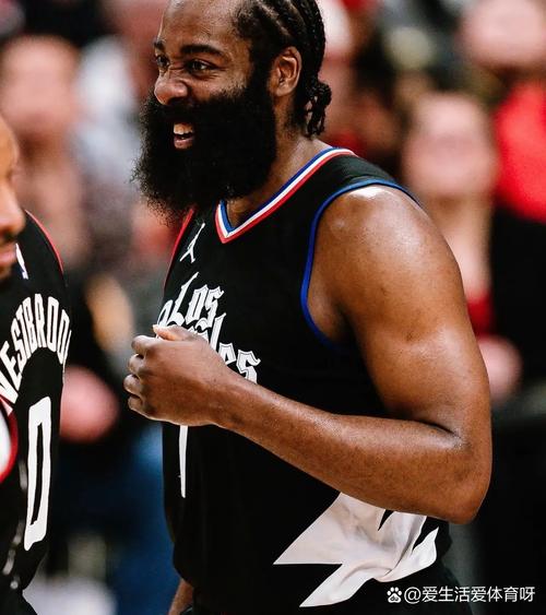 足球中超球队进入封闭训练，外界高度关注（中超球队启动封闭训练，引发外界热切关注）