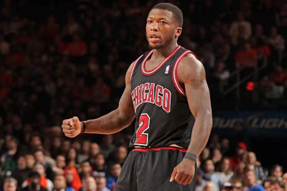 米兰跟队：米兰双雄探讨出售圣西罗冠名权，每年2000-3000万欧（随队记者：米兰双雄商议出售圣西罗冠名权，年收入预计2000-3000万欧）