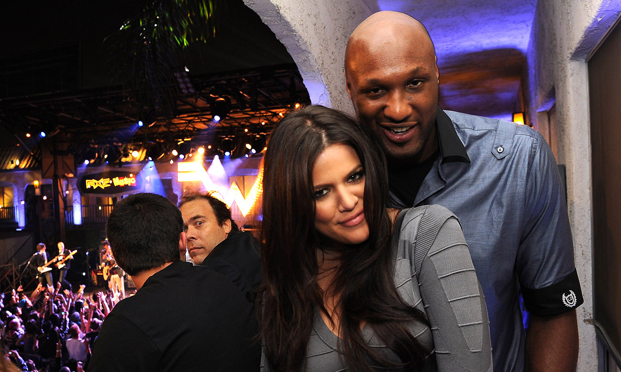 非常坚决！申京冲击篮筐 起飞滑翔单臂暴扣打成2+1（霸气十足！申京强攻篮筐 空中滑翔单臂重扣打成2+1）