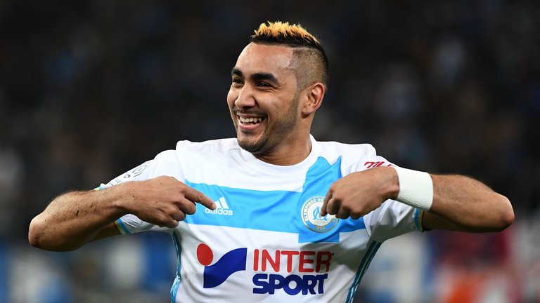 亚马尔父亲比赛中多次挑衅贝蒂斯球迷，最终被安保带走（亚马尔父亲在比赛中屡次挑衅贝蒂斯球迷，最终被安保人员带离现场）