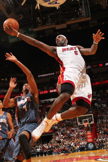 海廷加：奥斯梅恩和伊布、德罗巴一样强大，始终是一个威胁（海廷加：奥斯梅恩与伊布、德罗巴同级，始终充满威胁）