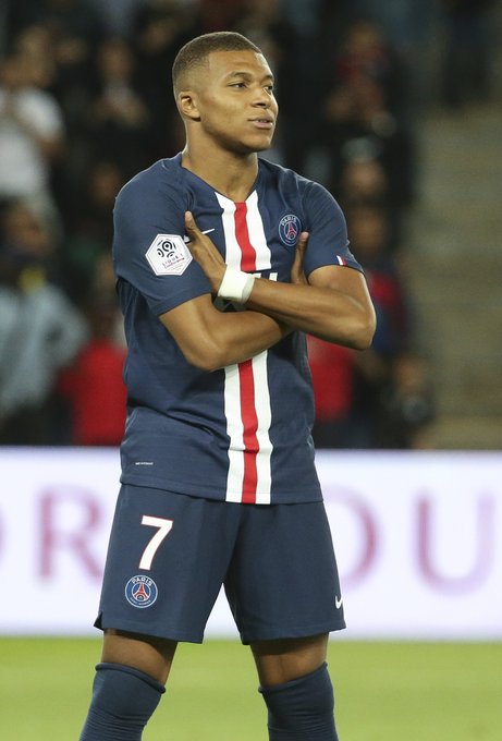 太阳报：英乙球迷在看台上发病，直升机降落在球场里进行急救（英乙看台球迷突发疾病，直升机入场紧急救援）