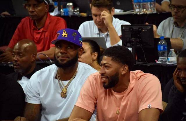 上海U20男足队员失利后哭成一片，徐根宝：哭什么？责任在我（上海U20男足败阵众将落泪，徐根宝：别哭，责任我扛）