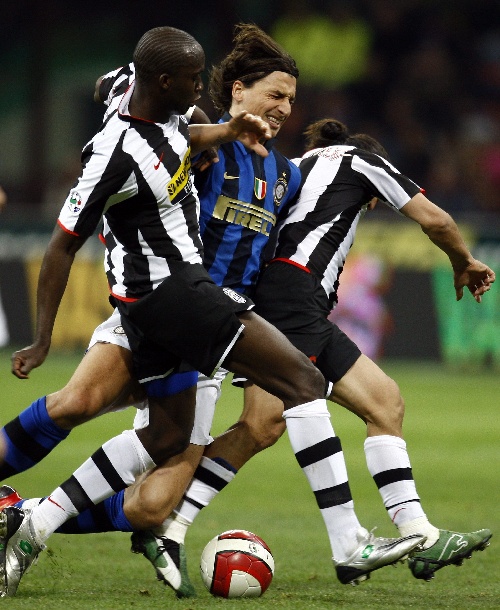 如此魔人怎能不爱？哈兰德装扮成圣诞老人为曼城小球迷派送礼物（哈兰德化身圣诞老人给曼城小球迷送礼，这样的魔人谁会不爱？）