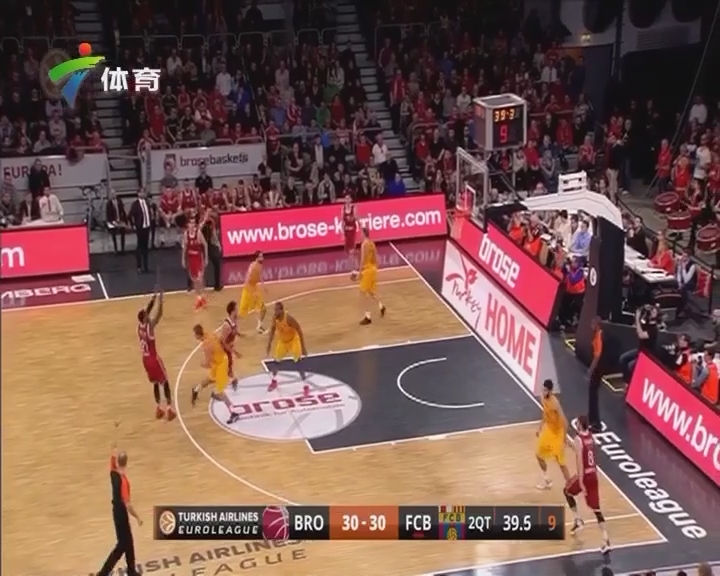 篮球湖人球员训练中展现惊人弹跳（湖人球员训练中上演惊人弹跳）