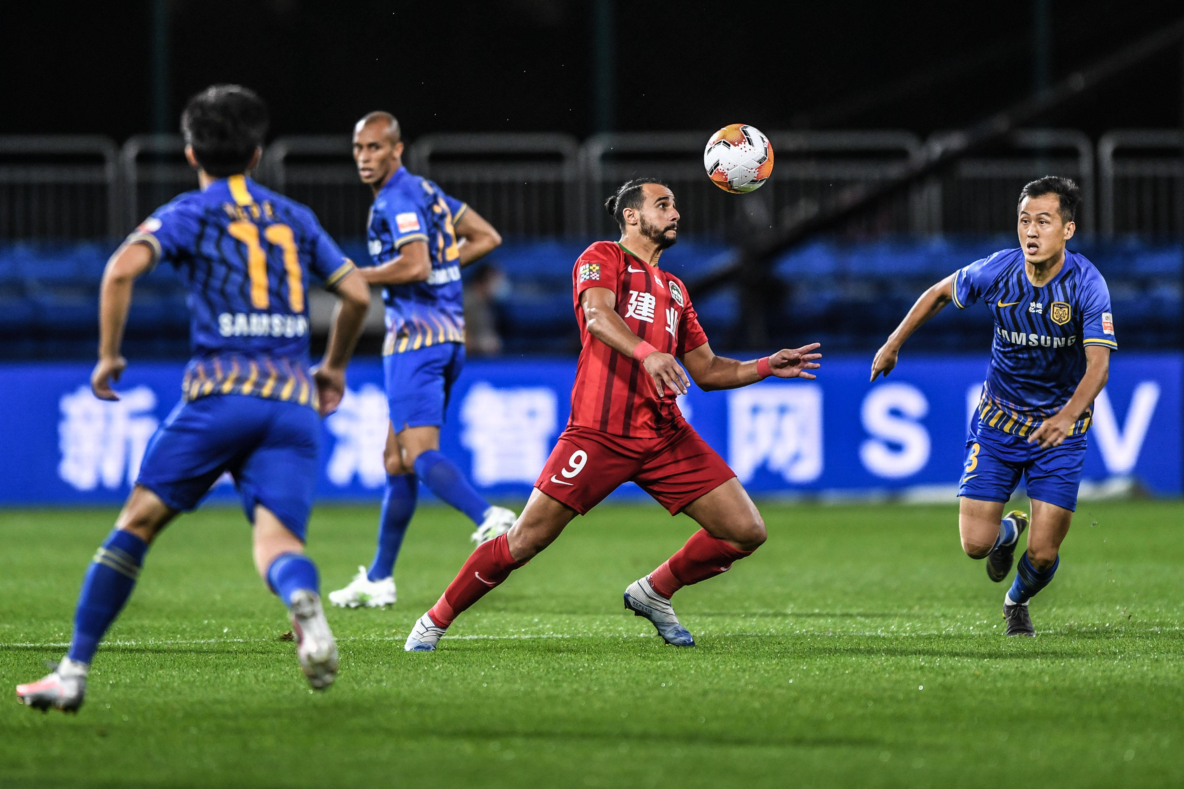 客战那不勒斯替补登场，科斯蒂奇达成尤文生涯100场里程碑（客场对阵那不勒斯替补登场，科斯蒂奇迎来尤文生涯第100场）