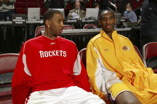 欧联比赛中一球员嘲讽对手鼻子形状，多名队友上前打抱不平（欧联赛场球员讥讽对手鼻型，多名队友上前声援）