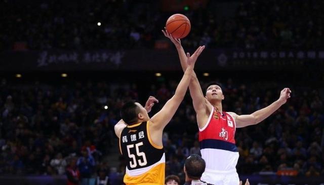 成都蓉城在中超和足协杯表现不佳，古尔芬克尔可能离队，周定洋面临续约问题，俱乐部需补强阵容。（双线低迷的成都蓉城：古尔芬克尔或离队、周定洋续约成疑，补强迫在眉睫）