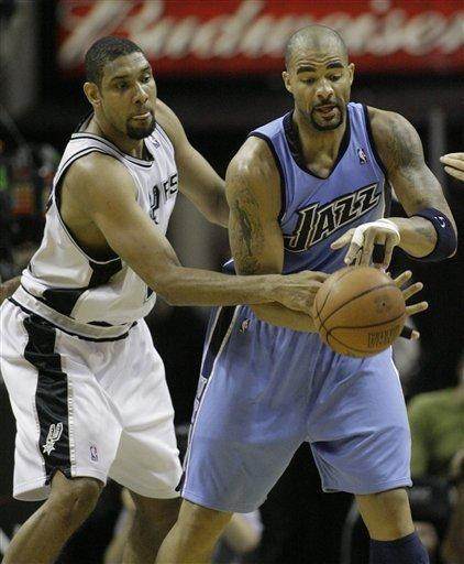 铁人伤了! 曼晚：B费可能因伤缺战一个月，带伤踢维拉加重伤势（铁人倒下！曼晚：B费恐因伤缺阵一个月，带伤对阵维拉致伤情恶化）