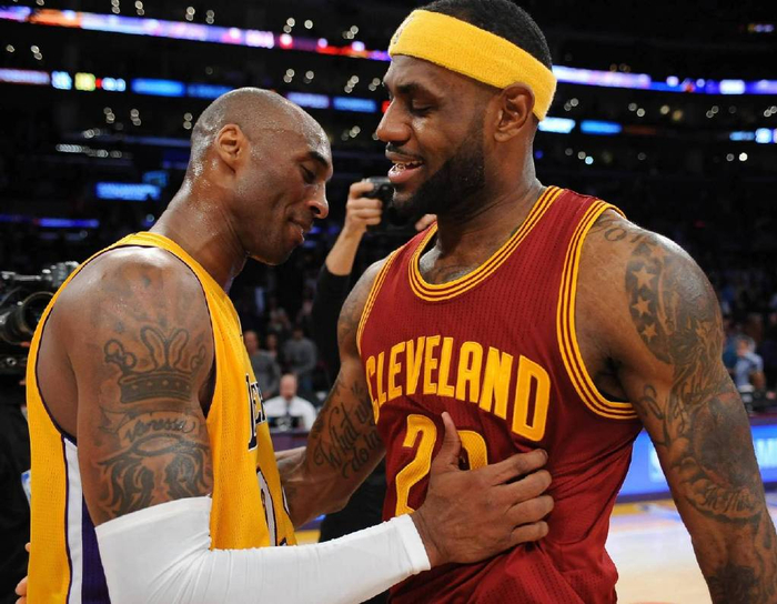 萨勒马克尔斯比赛里与裁判对峙，还被裁判踢了一脚（萨勒马克尔斯赛中与裁判争执，遭裁判一脚踢中）